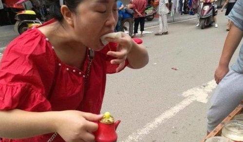 网红帅小伙摆摊视频吃瓜